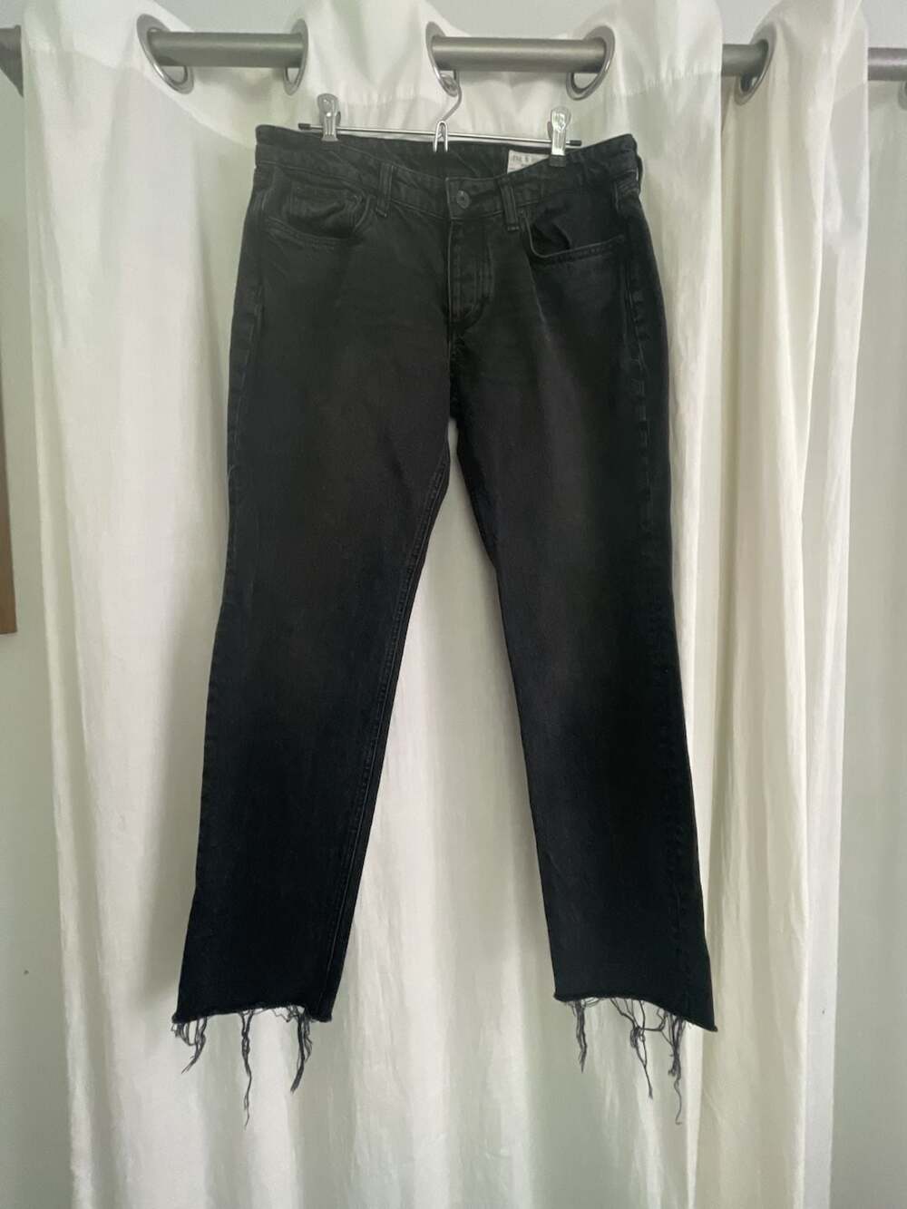 Rag & Bone Dre Low-Rise Slim Boyfriend Jeans Size 28
Raw hem
Grunge